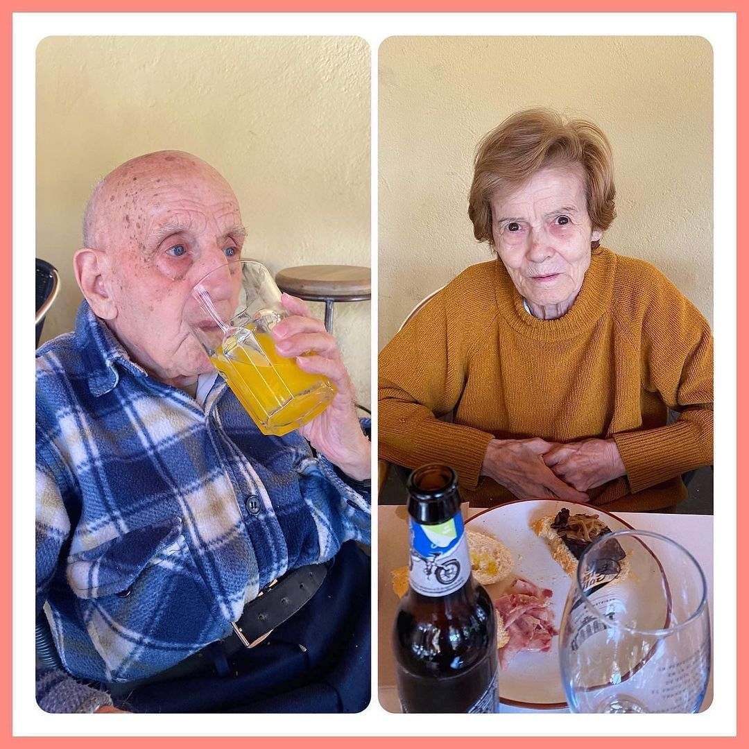 Un hombre y una mujer están sentados en una mesa bebiendo cerveza.