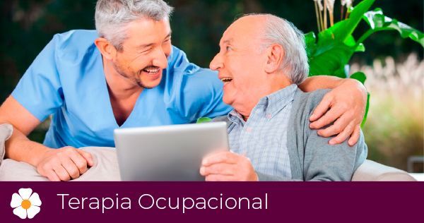 Un hombre abraza a un hombre mayor que está mirando una tableta.