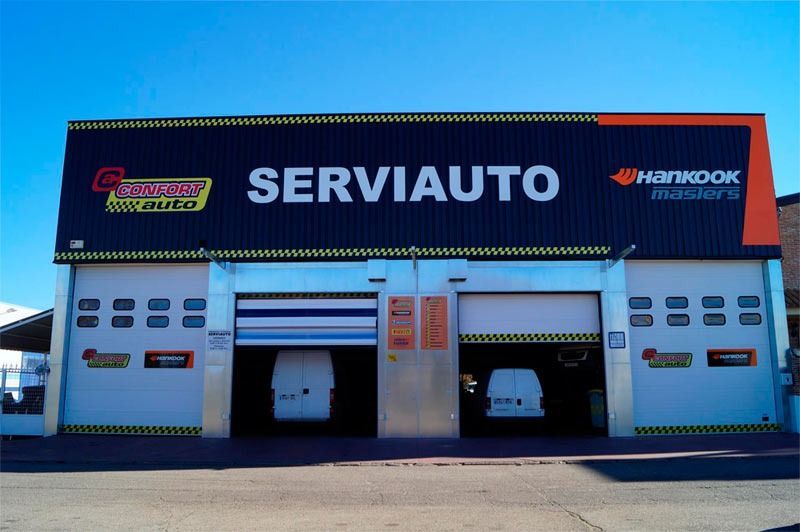 Un edificio con la palabra serviauto.