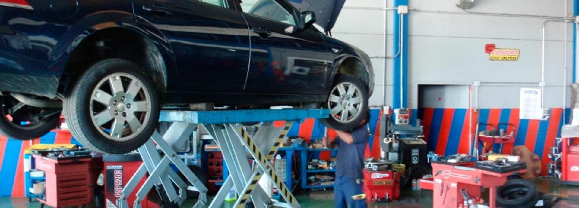 Un coche está estacionado en un elevador en un garaje.