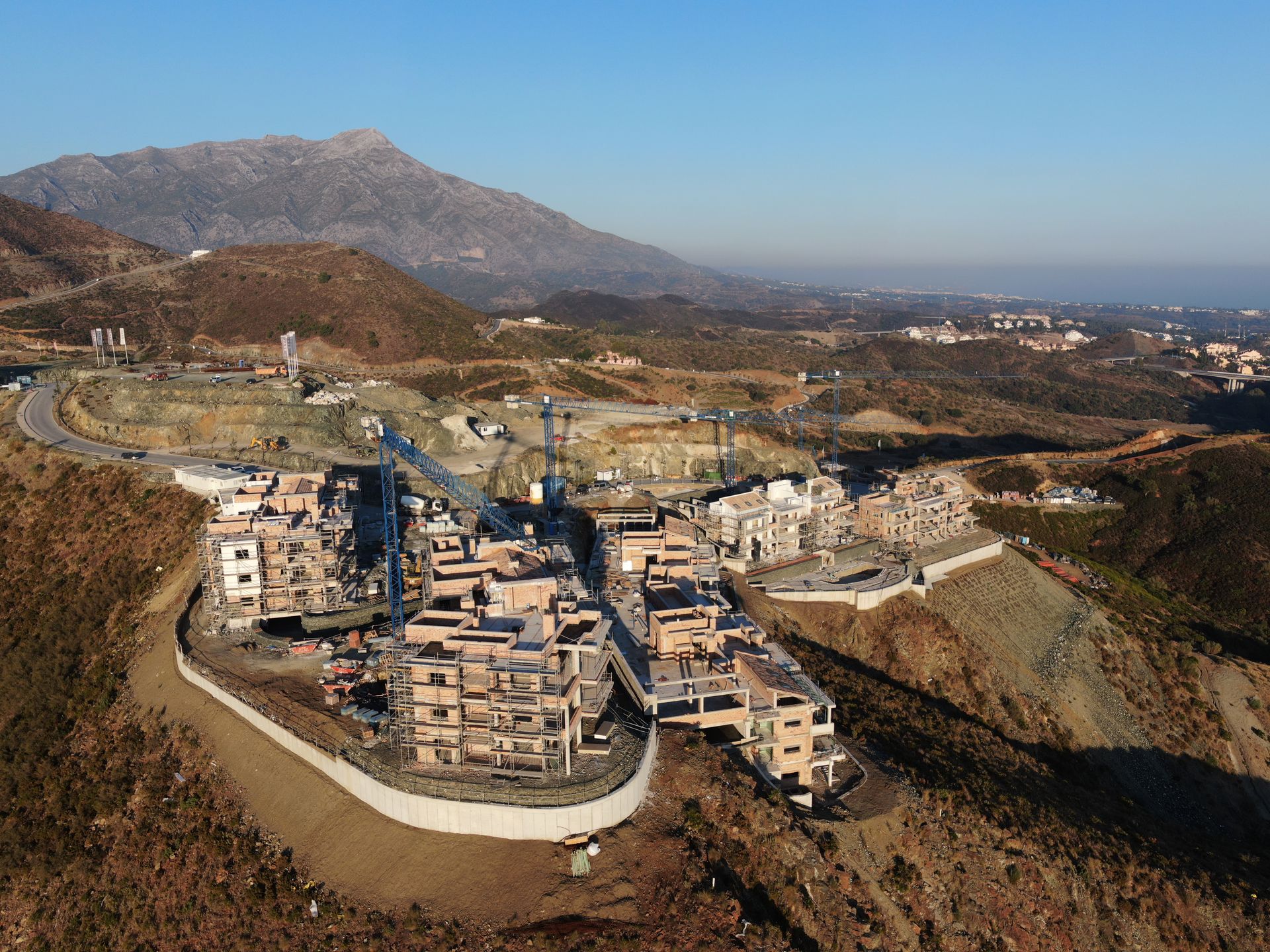Una vista aérea de un edificio en construcción en la cima de una colina.