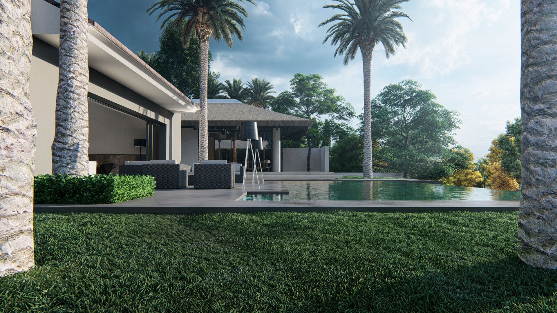 Una casa con piscina y palmeras delante de ella.