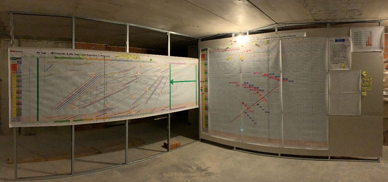 Una habitación con muchos mapas en la pared.