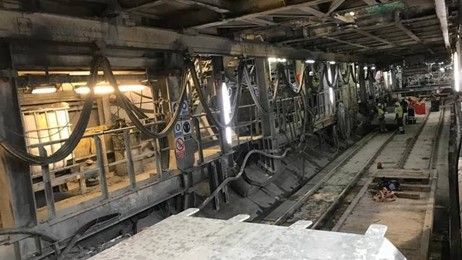 Un tren pasa por las vías de una fábrica.