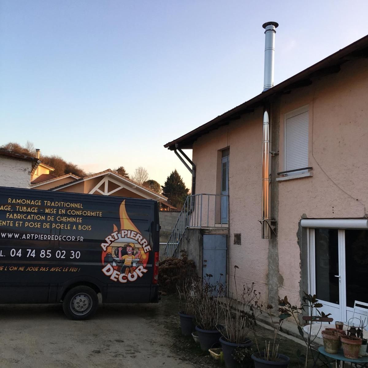 Camion de l'entreprise Art Pierre Décor