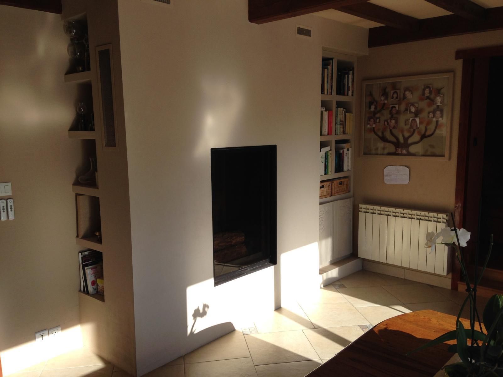 Cheminée encastrée dans un mur beige