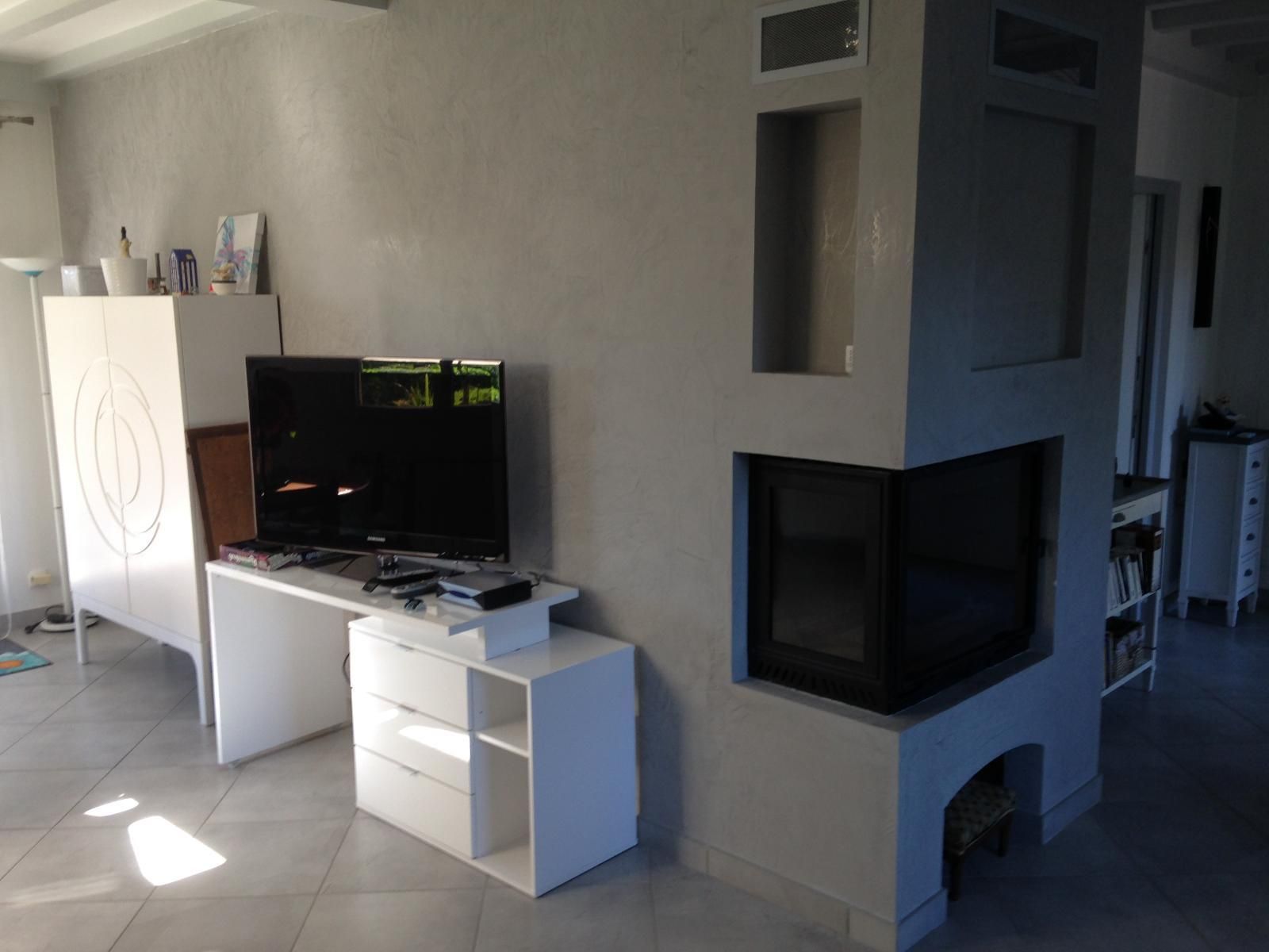 Cheminée encastrée dans un mur gris