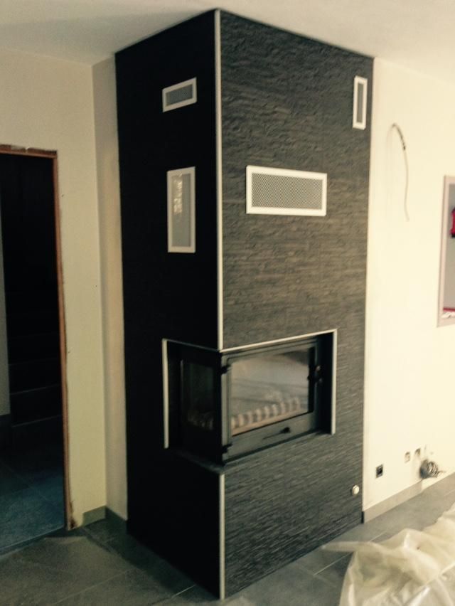 Installation d'une cheminée encastrée dans un mur imitation brique