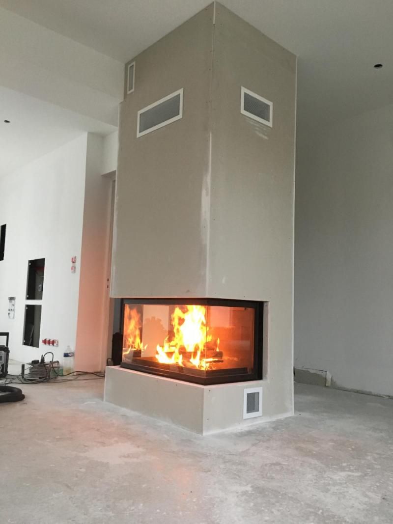 Installation d'une cheminée encastrée dans un mur clair