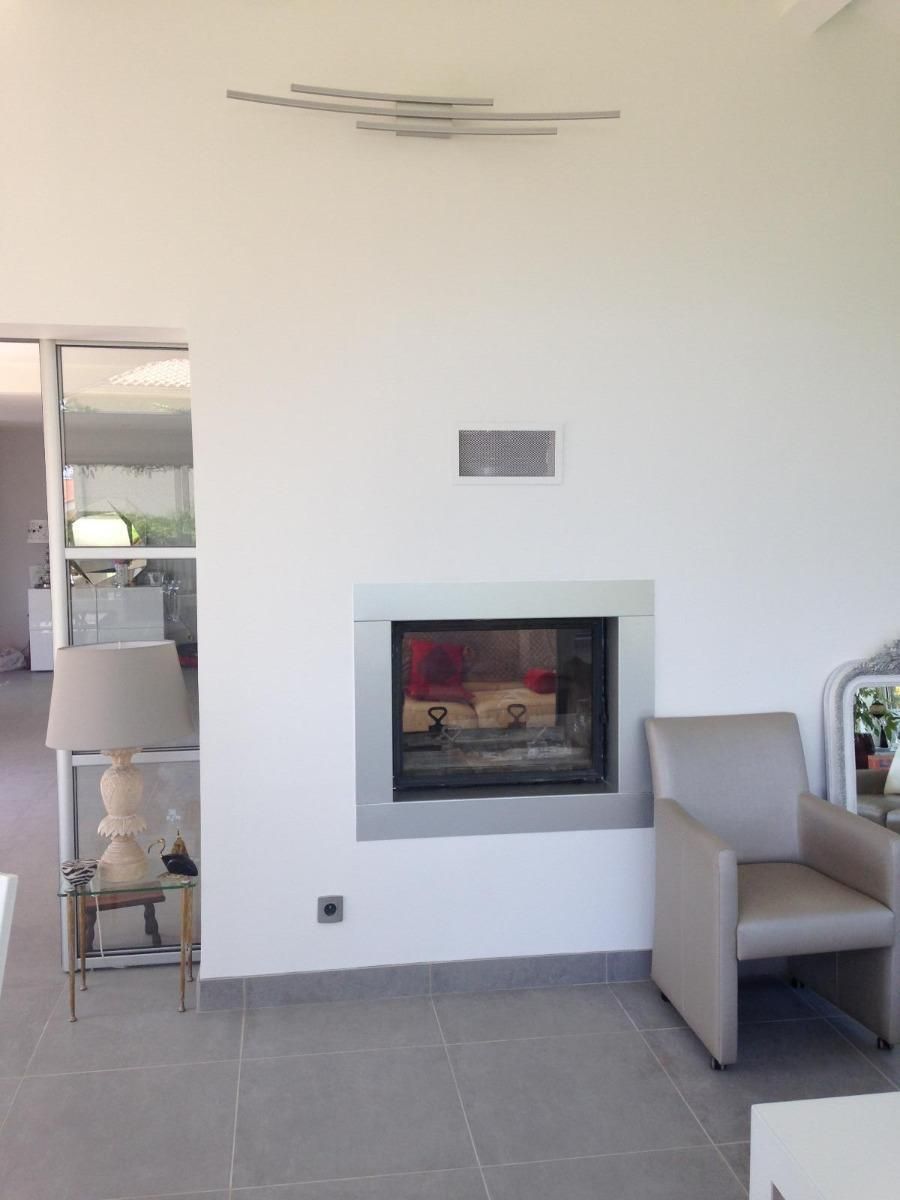 Cheminée encastrée dans un mur blanc