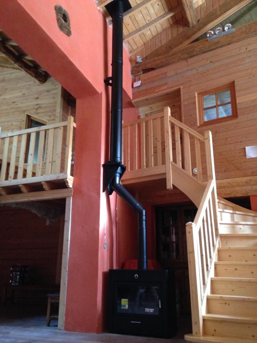 Installation d'un poêle à bois dans un chalet