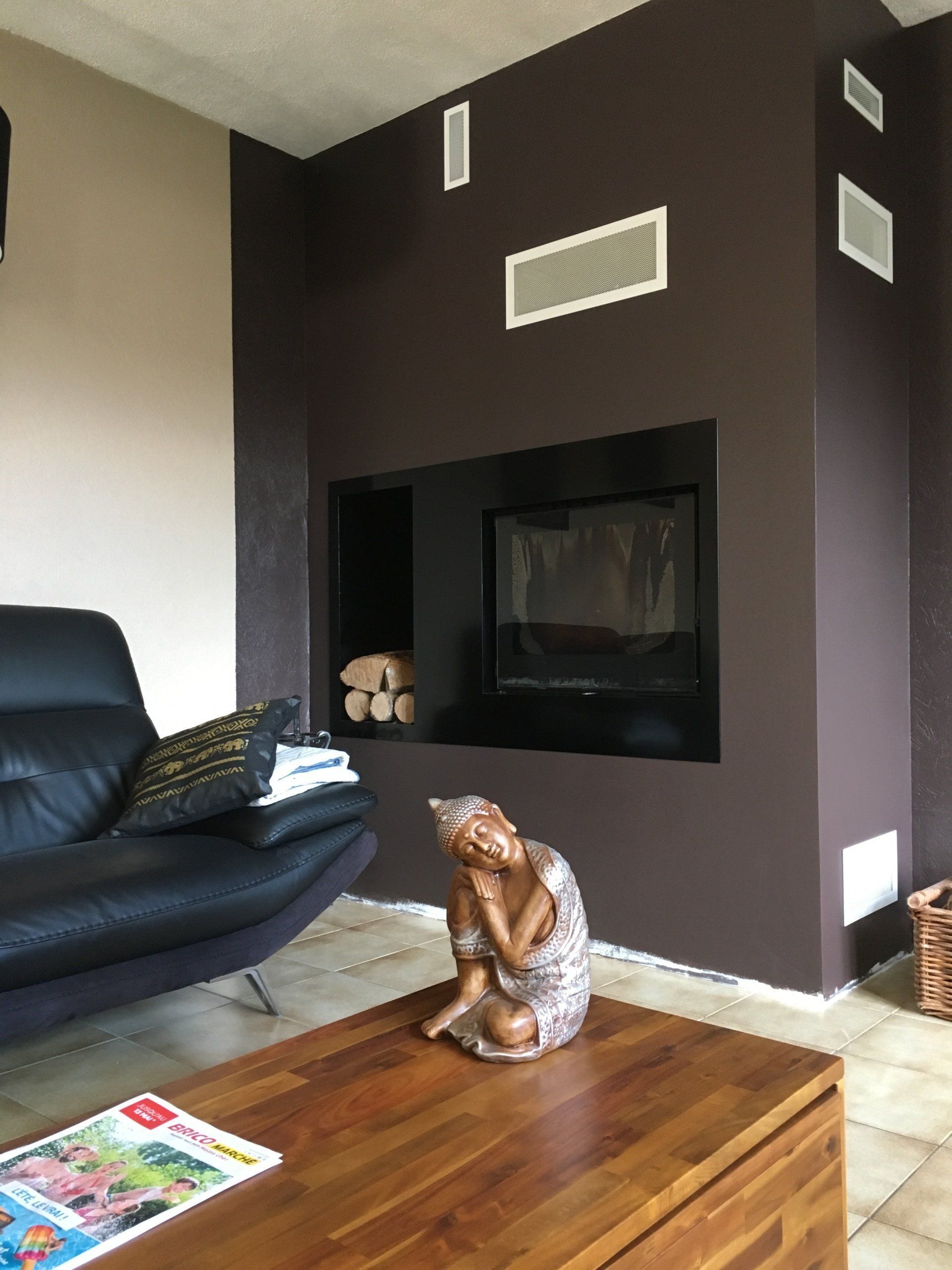 Cheminée encastrée dans un mur parme