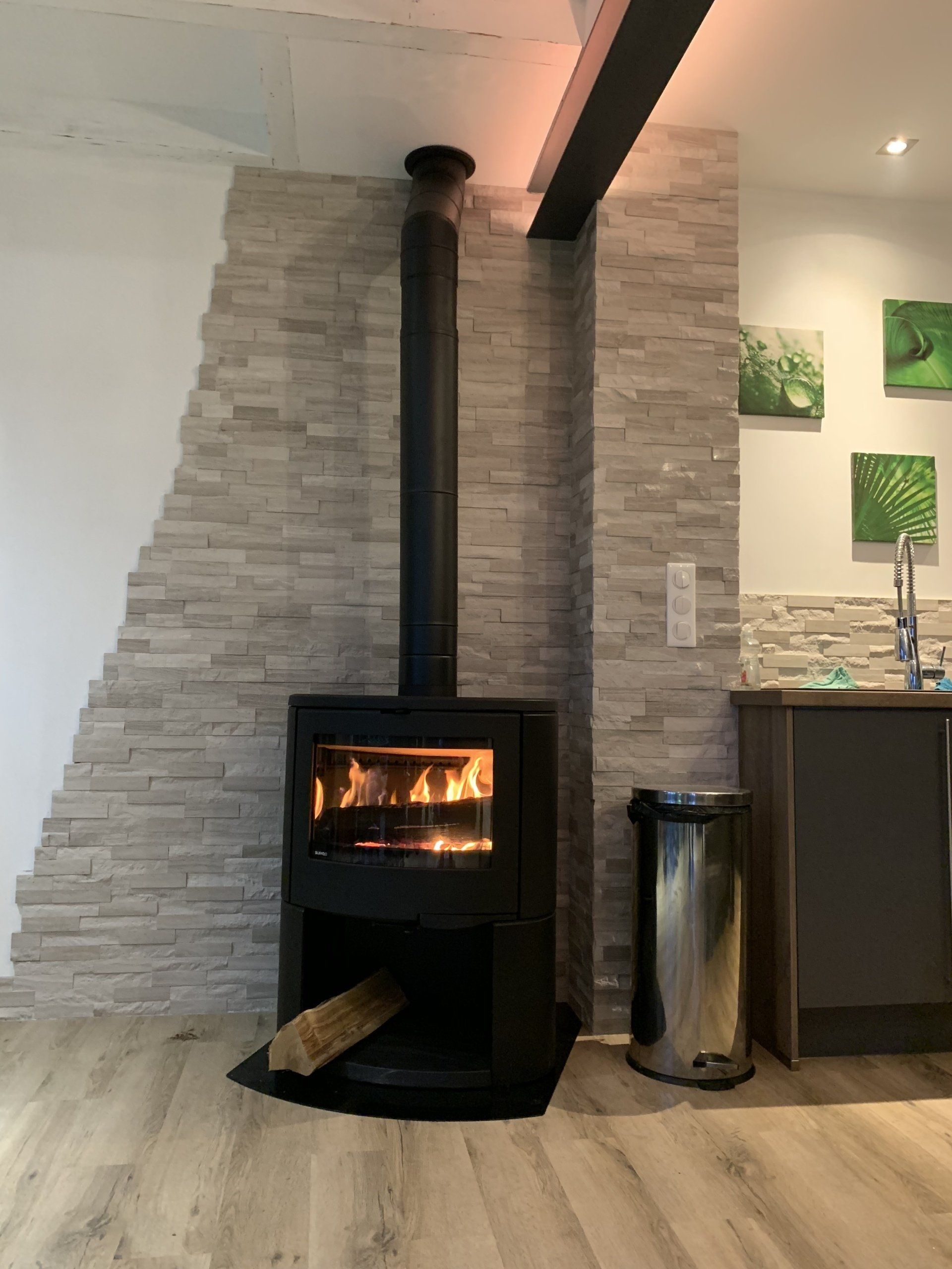 Installation d'un poêle à bois dans une cuisine