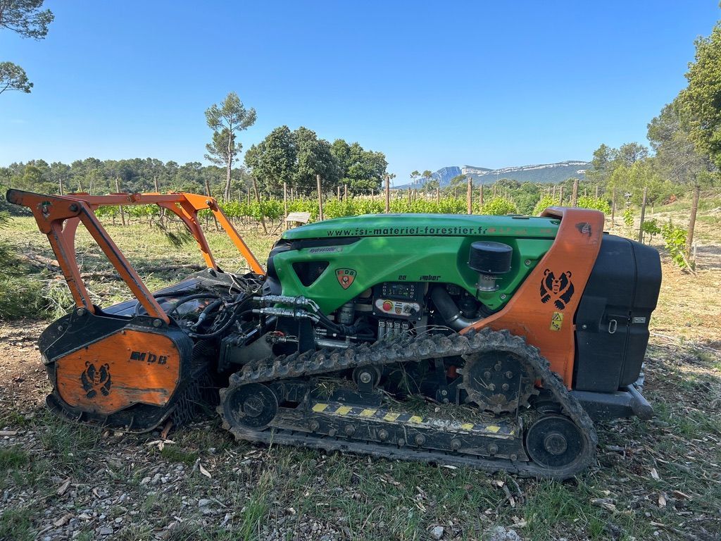 Tracteur chenillé vert garé dans un champ