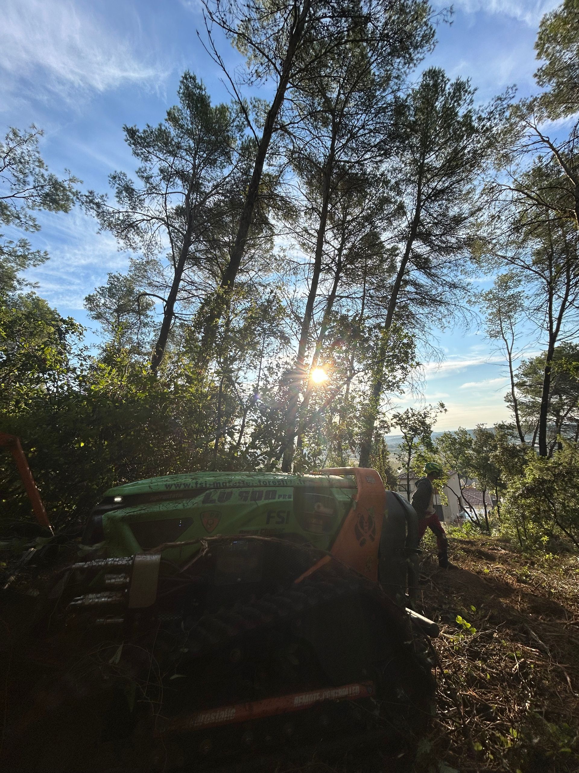 Une débroussailleuse pilotée par un élagueur