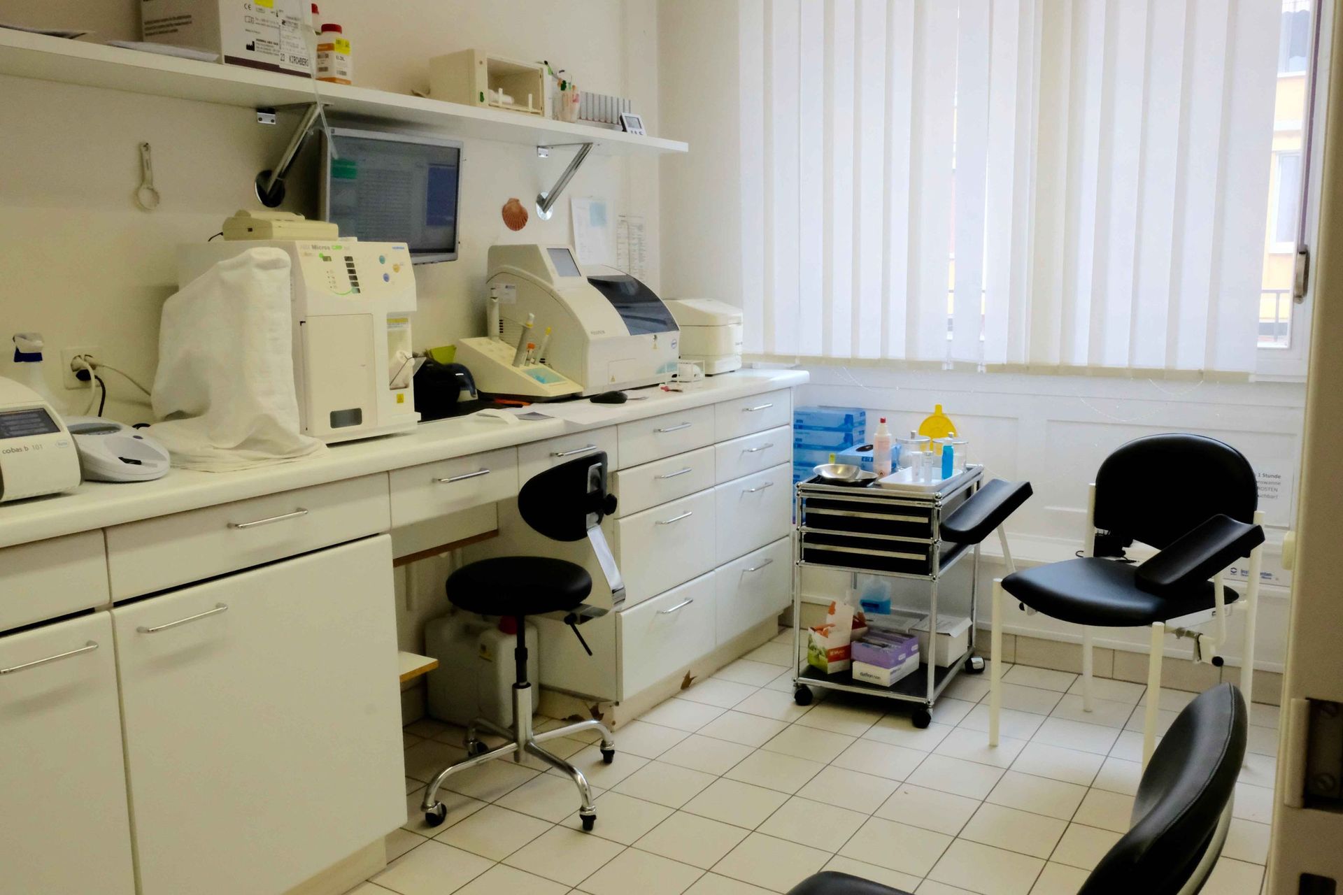 Praxis - Warteraum - Hausarztpraxis Hugistrasse AG