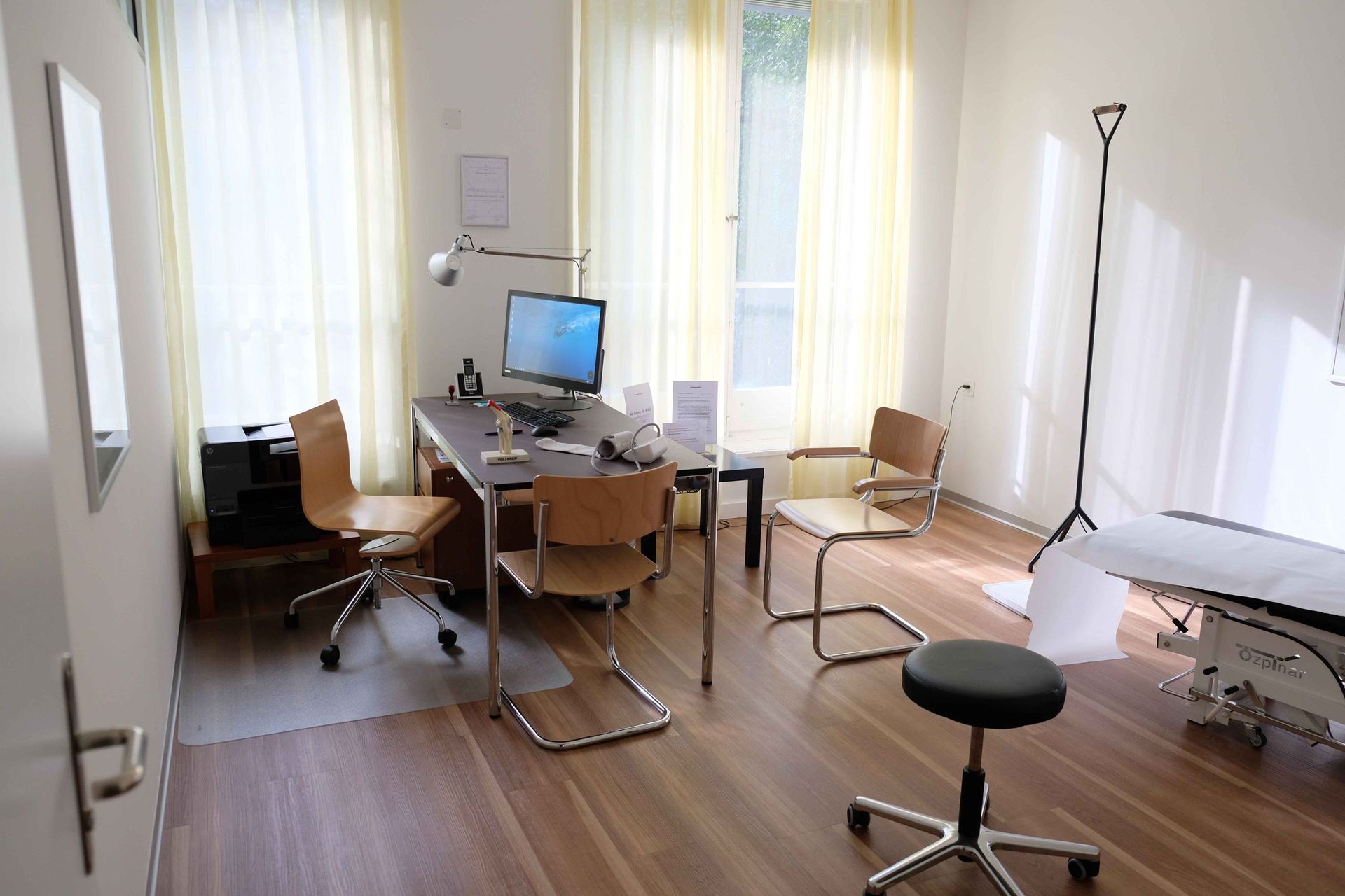 Praxis - Warteraum - Hausarztpraxis Hugistrasse AG