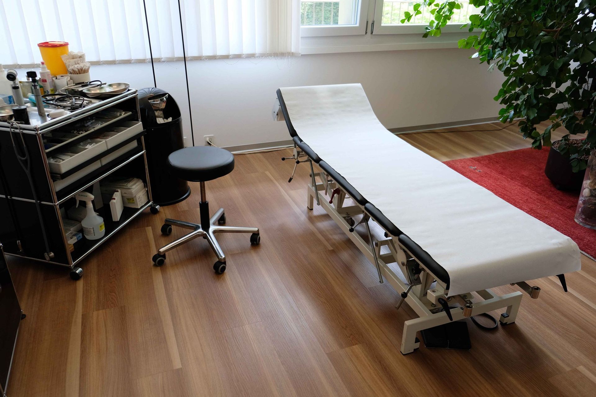 Praxis - Warteraum - Hausarztpraxis Hugistrasse AG