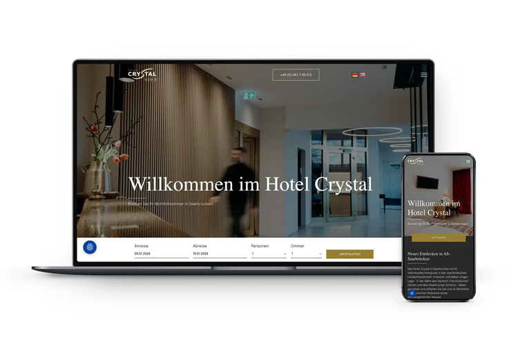 Auf einem Laptop und einem Mobiltelefon wird die Website eines Hotels angezeigt.