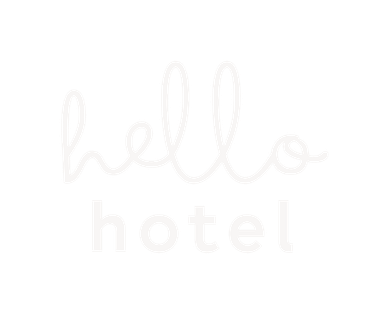 Ein weißes Logo mit den Worten „Hallo Hotel“ in Schreibschrift auf weißem Hintergrund.