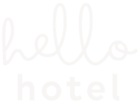 Das Wort „Hello Hotel“ ist in Weiß auf weißem Hintergrund geschrieben.