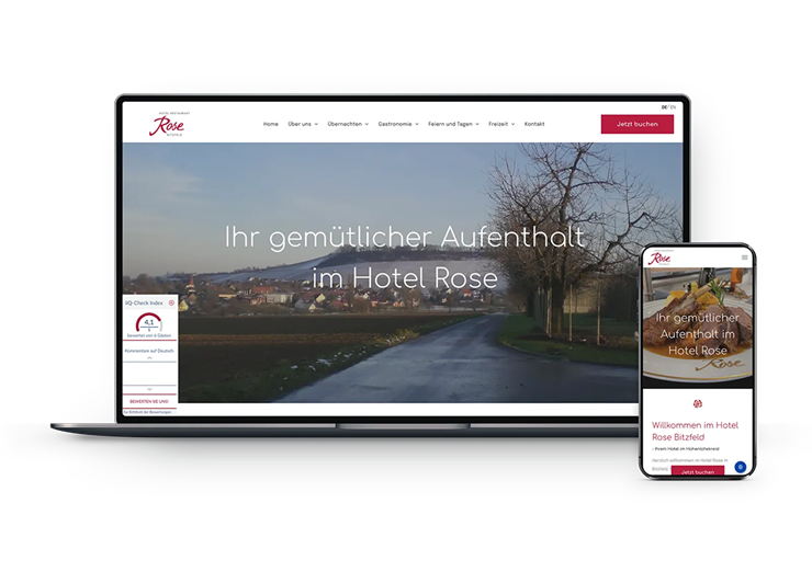 Auf einem Laptop und einem Mobiltelefon wird die Website eines Hotels angezeigt.