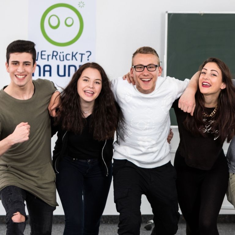 Ein Screenshot einer Website auf einem Computer und einem Telefon.
