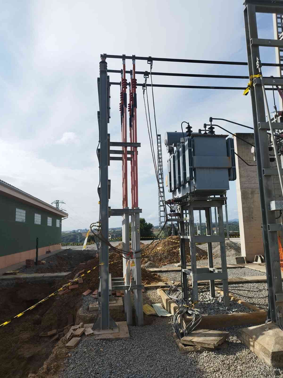 Trabajador con equipo de seguridad trepando una estructura alta, iluminada por el sol.