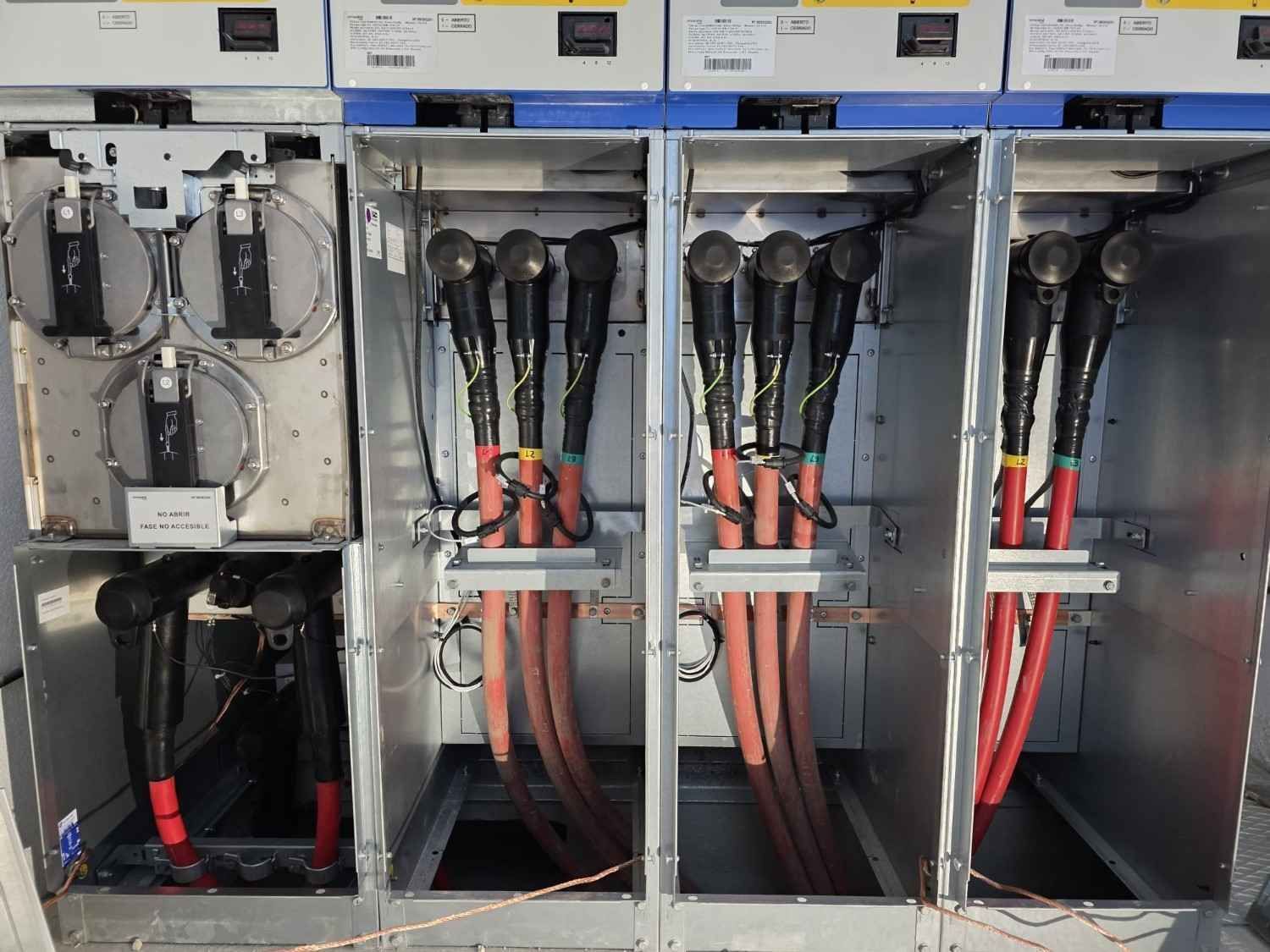 Panel de control con interruptores, medidores y botones en un entorno industrial.