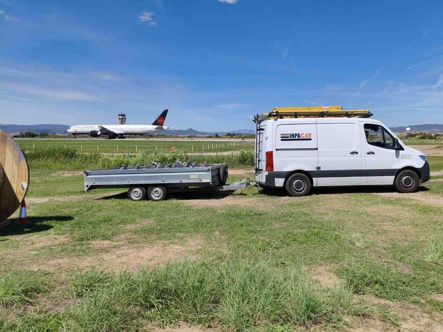 Subestación eléctrica con altas torres metálicas, cables y equipos en un día soleado.