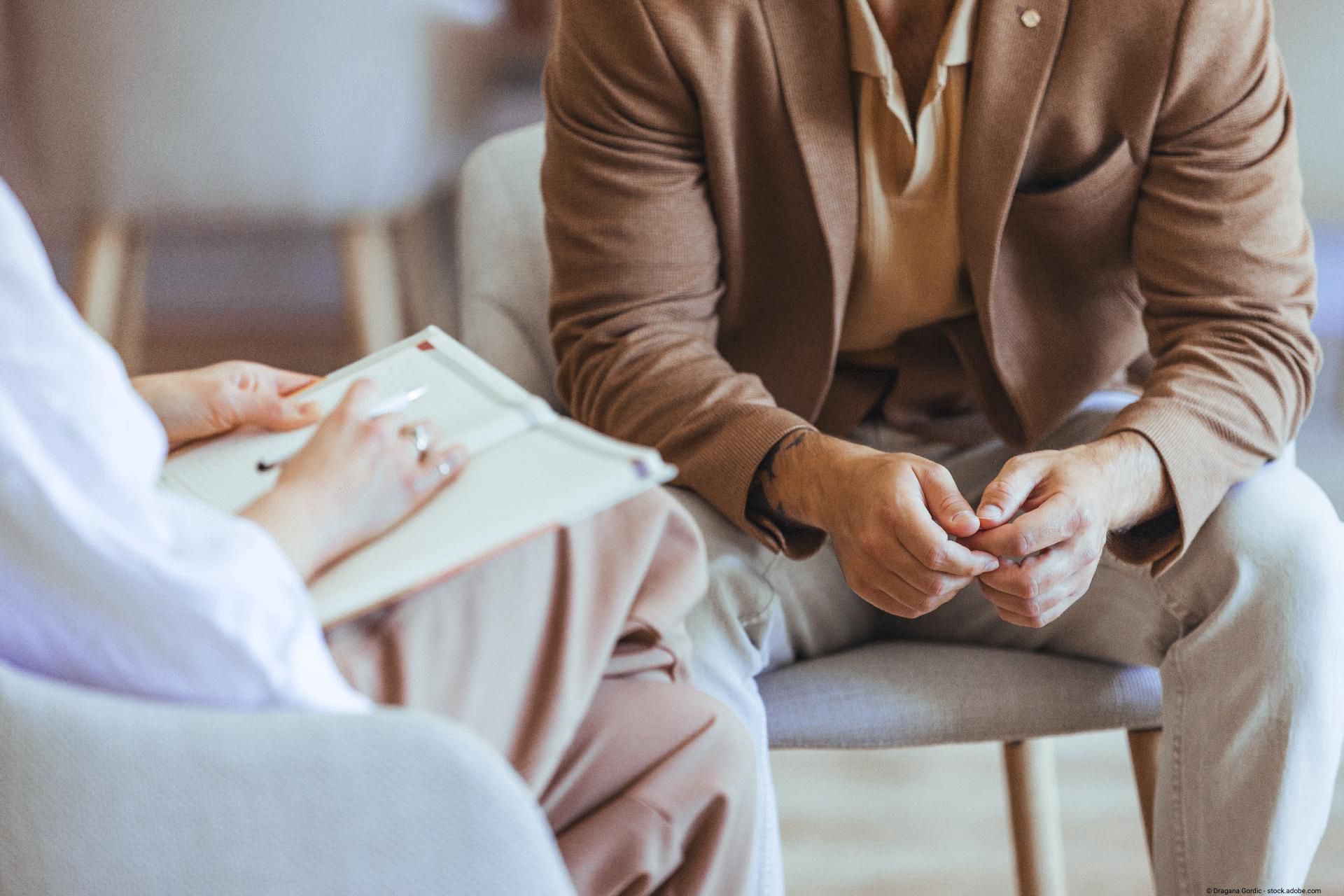 Coaching- und Beratungsgespräch Zwei Personen sitzen sich in einem persönlichen Coaching- und Beratungsgespräch gegenüber.
