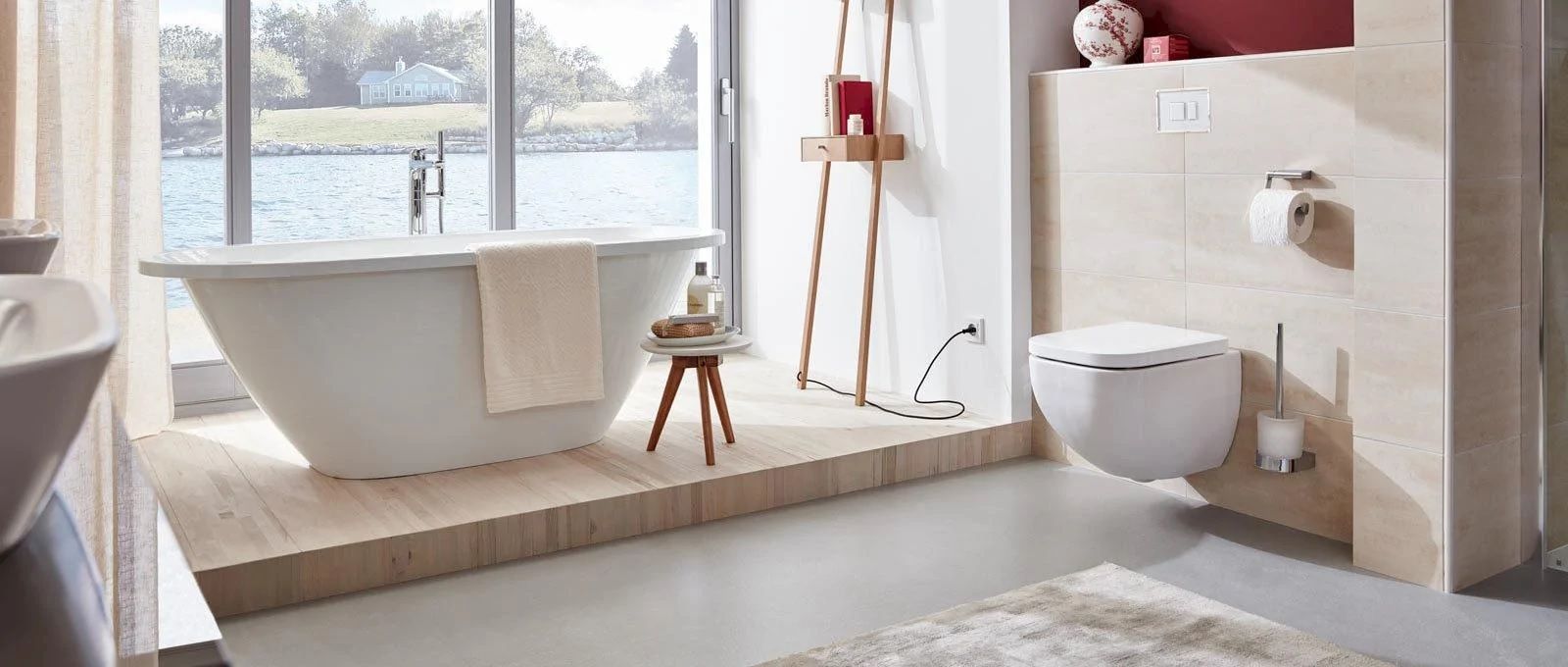 Sanitärwerkzeuge und -teile lagen verstreut auf dem Badezimmerboden in der Nähe einer Toilette, neben den Rohrleitungen.