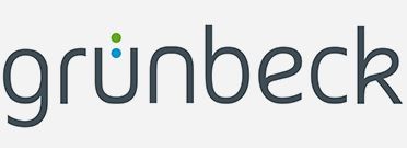 Grünbeck-Logo: dunkelgrauer Text mit drei farbigen Punkten, grün und zwei blau.