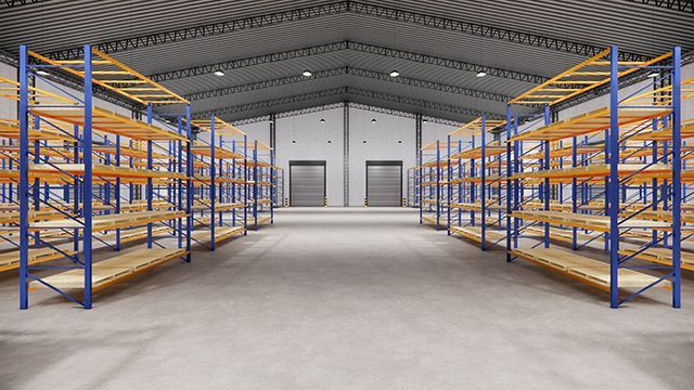 Ein großes Lagerhaus voller Regale und Regalsysteme.