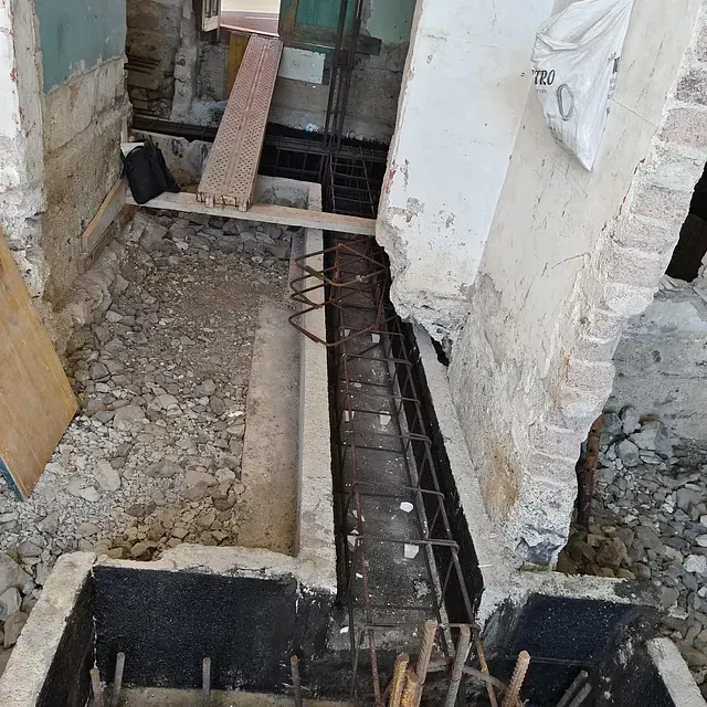 Se está demoliendo un muro de ladrillos en una obra en construcción