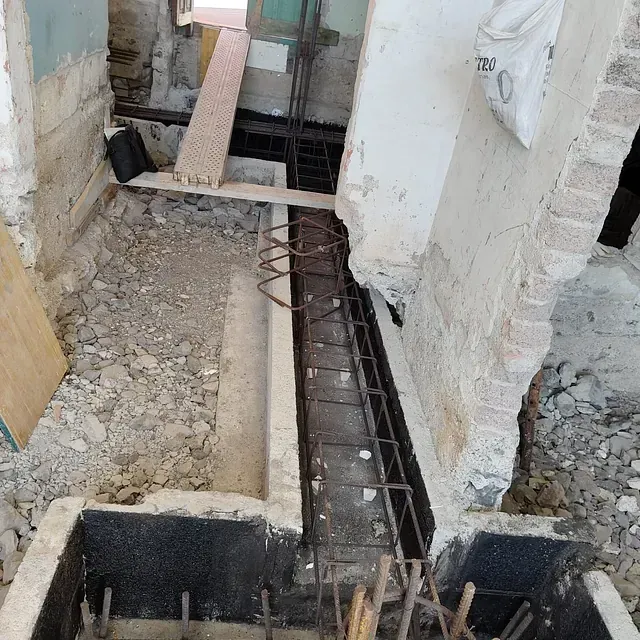 Un sitio de construcción con una bolsa que dice 700