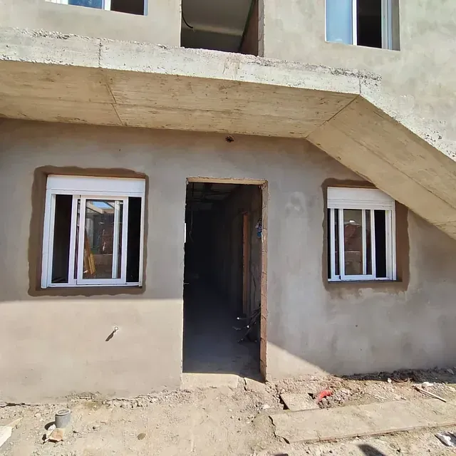 Un edificio en construcción con escaleras que conducen hasta él.