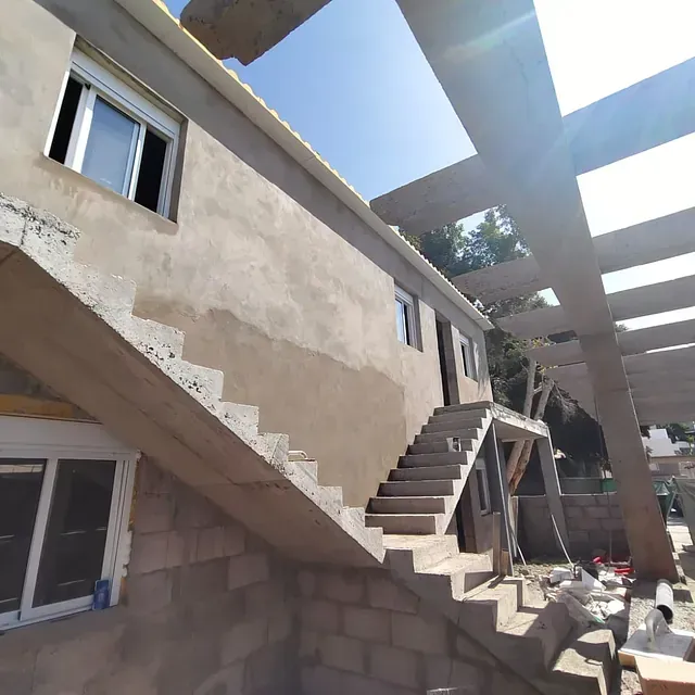 Una casa con escaleras que conducen al segundo piso.