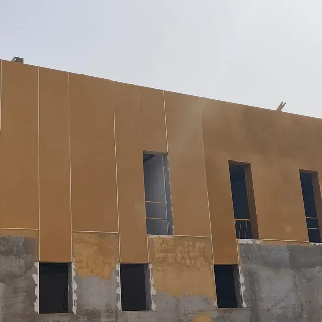 Se está construyendo un edificio con muchas ventanas.