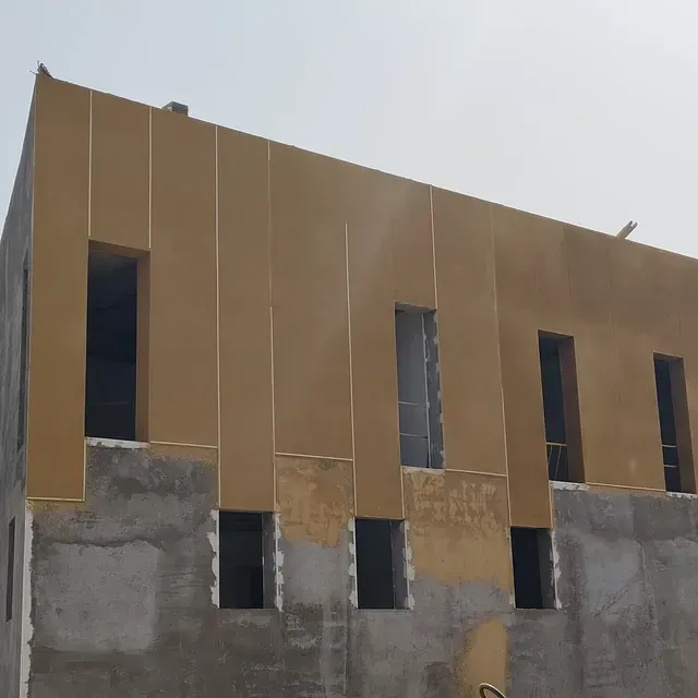 Un edificio en construcción con muchas ventanas.