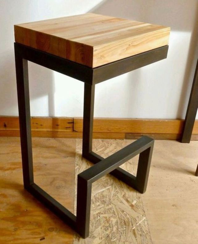 Photo d'une chaise en métal et en bois