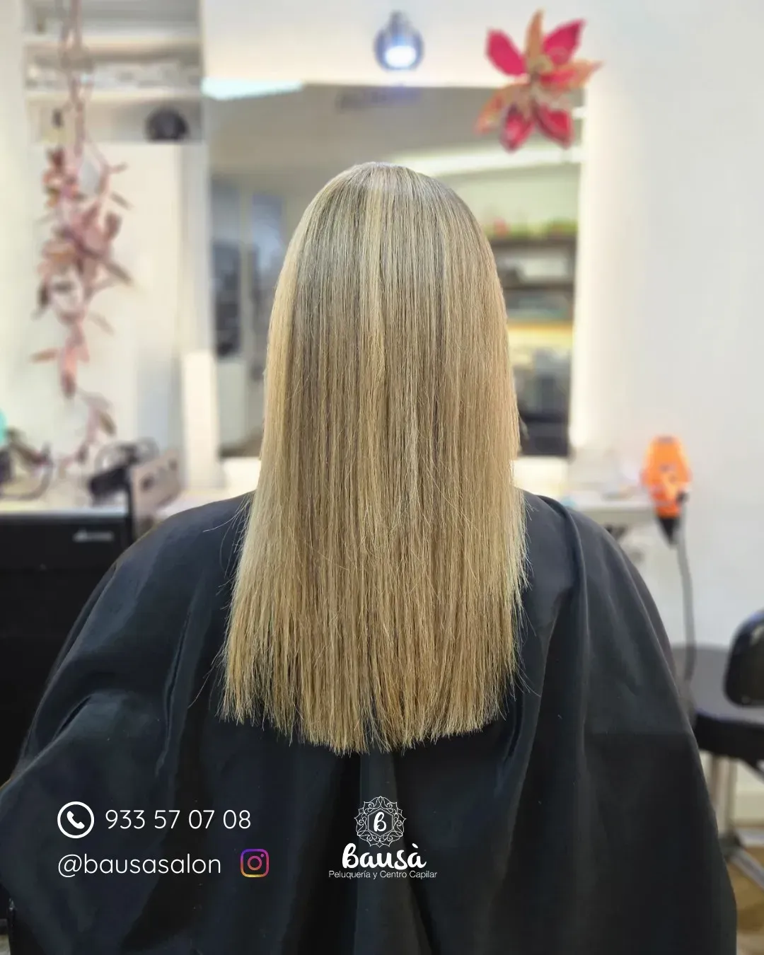 Vista posterior de una melena rubia lisa, con mechas y a la altura de los hombros, en un salón de belleza.