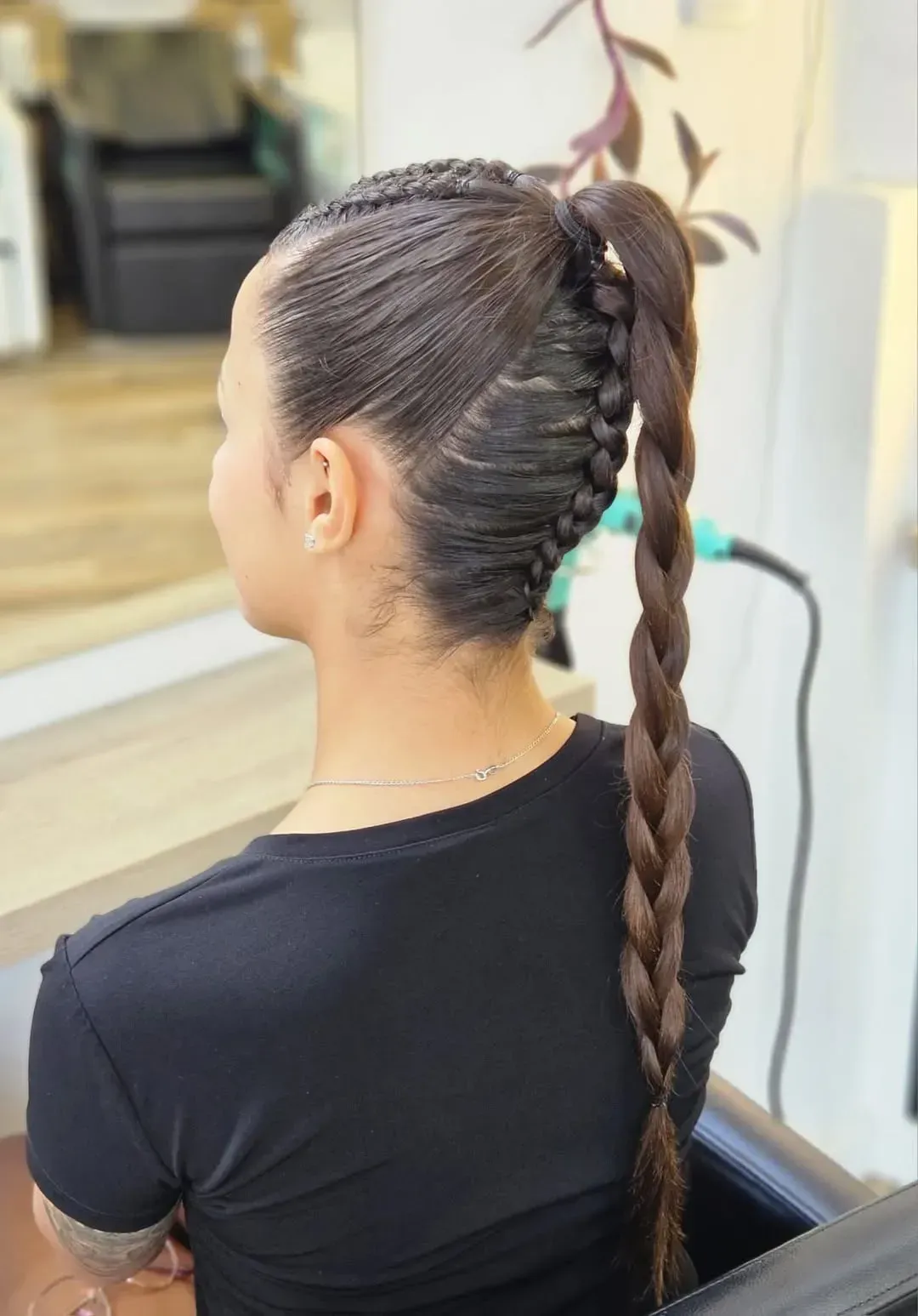 Una coleta alta con una trenza holandesa que baja por la parte posterior de la cabeza.