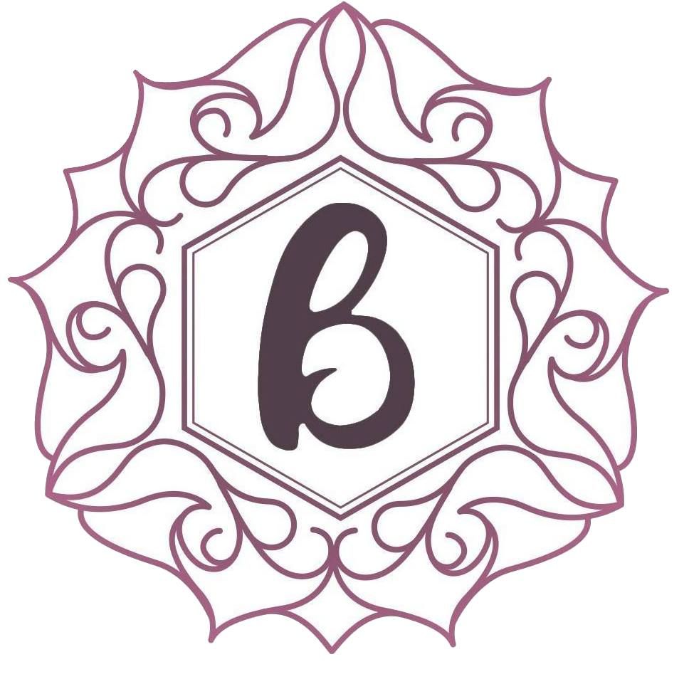 Una letra "b" min&uacute;scula de color p&uacute;rpura oscuro centrada dentro de un marco hexagonal 