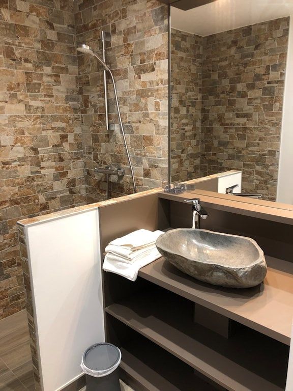 Salle de bain avec douche