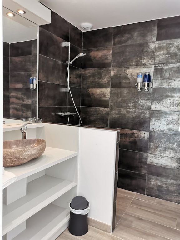 Salle de bain ton noire