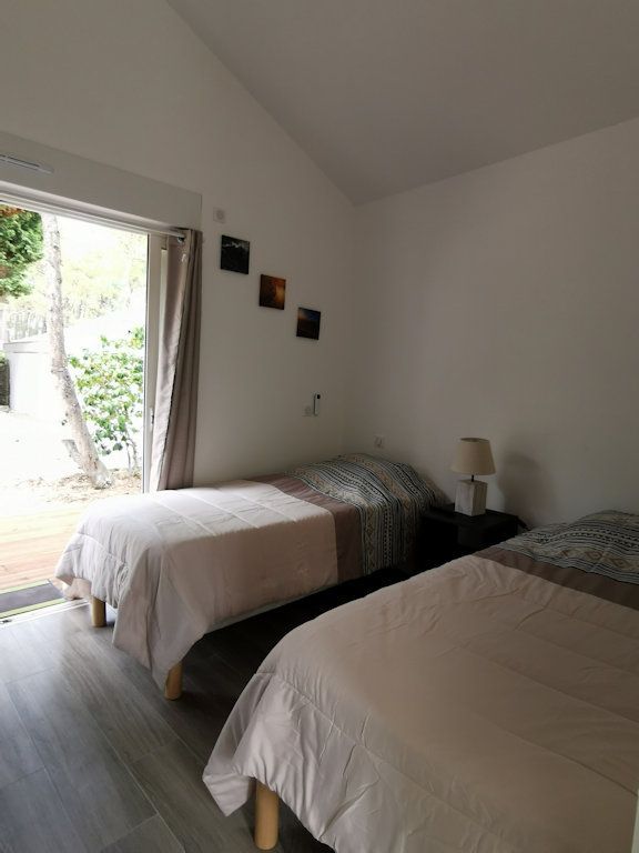 Chambre océan avec lits séparés