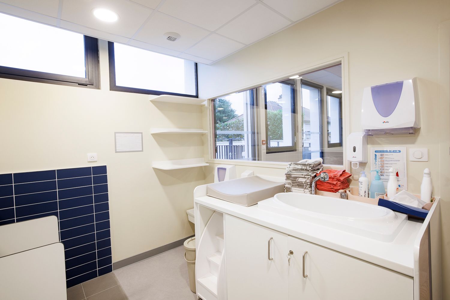 Nurserie de la crèche avec endroit pour le change des bébés.