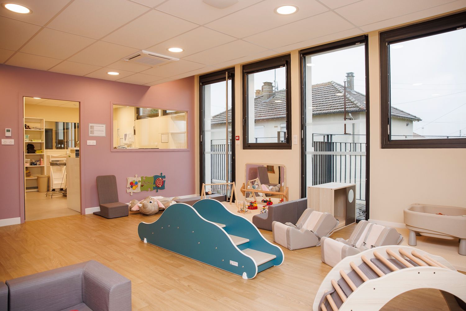 Deuxième vue de la pièce de motricité avec un escalier d'apprentissage de la marche.