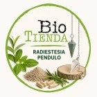 La fachada de una tienda de alimentos naturales llamada Herbolario, con un letrero verde y escaparates.